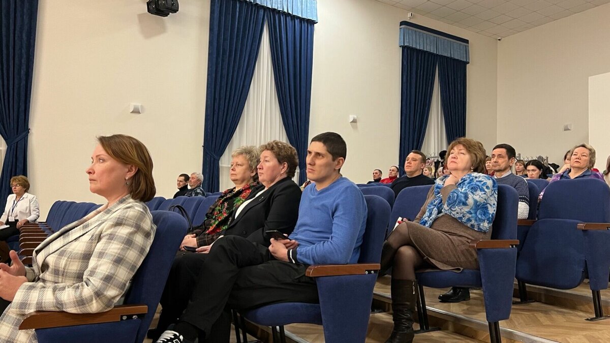     Жители села Осиново не поднимали вопрос неприятного или режущего запаха на 40-й сессии Совета их населенного пункта. Встреча состоялась сегодня, 13 февраля, в лицее имени Карпова.