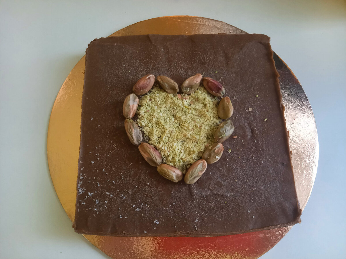 Шоколадный торт с авокадо