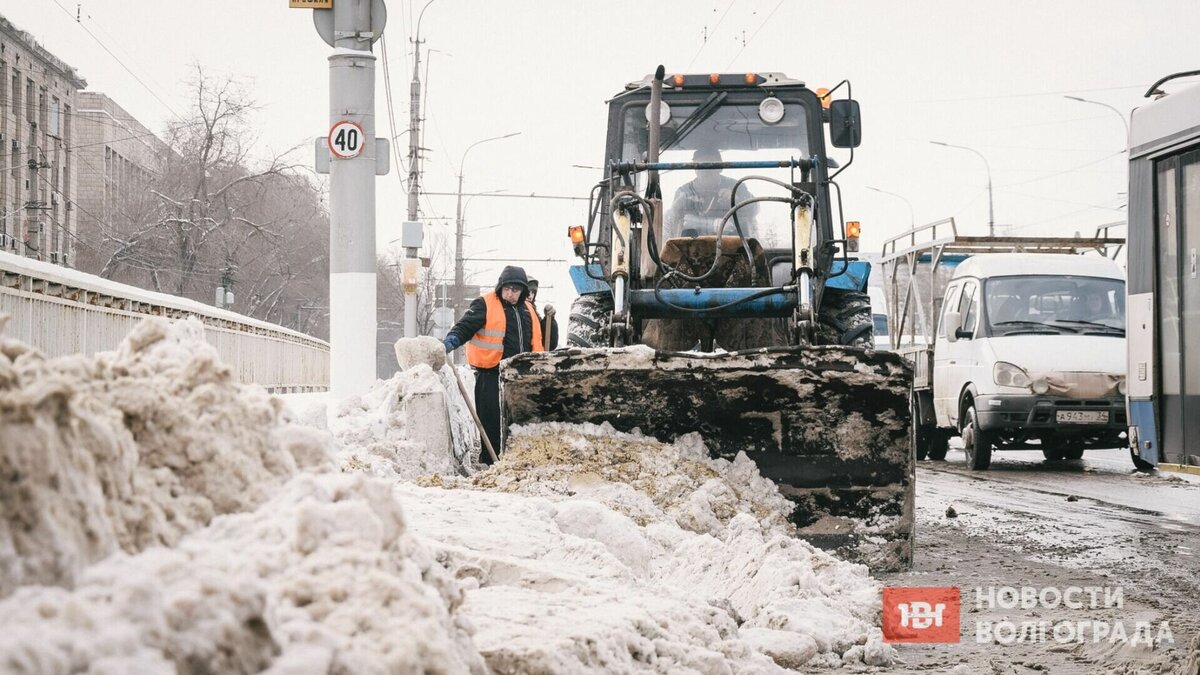     Дорожники продолжают борьбу с последствиями снегопада в Волгограде. Как сообщили в мэрии, за день на городские дороги нанесли порядка 900 тонн реагентов и вывезли свыше 300 кубометров снега.