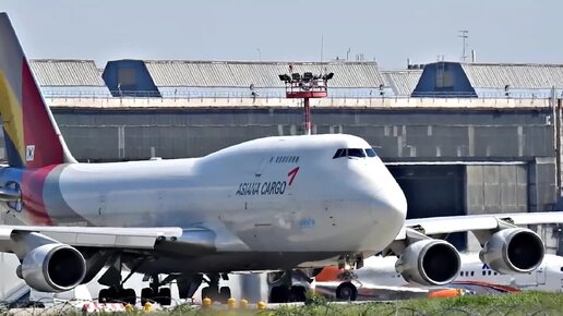 Боинг 747-4F пролетает половину полосы. Ему бы на второй круг, а он таки сел.