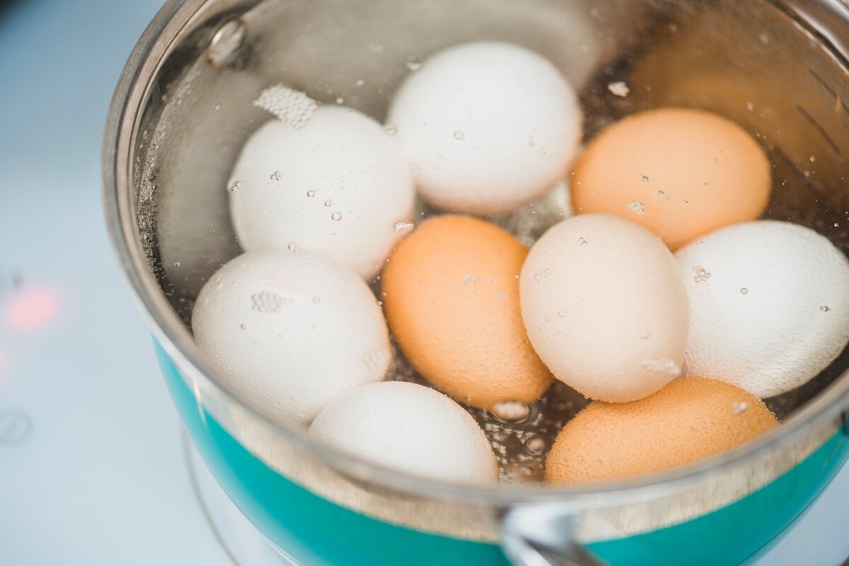 Нужно ли солить воду при варке яиц, зачем и почему?