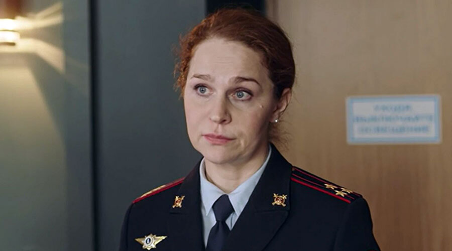 Агриппина Стеклова в роли Елены Ельницкой. Источник фото: https://www.kino-teatr.ru/kino/movie/ros/127774/foto/i7/1083349/