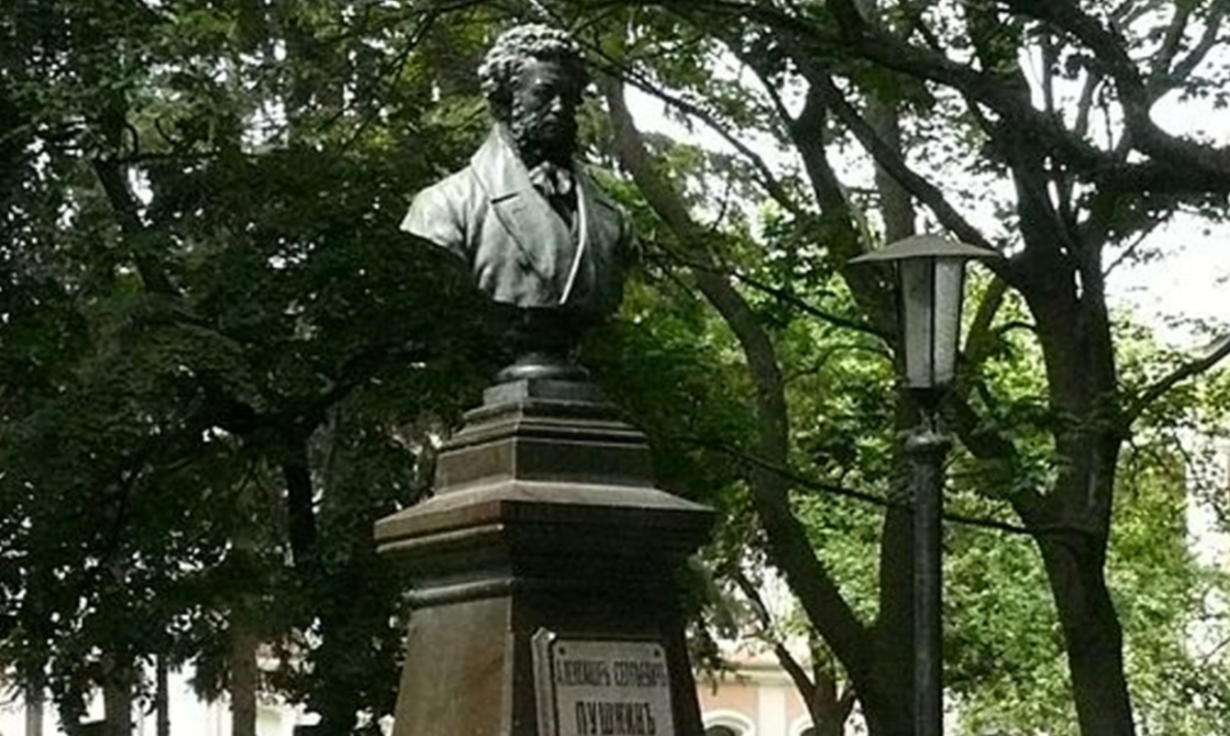 Памятник пушкину в одессе. Памятник пушкина в житомире. Памятник пушкина в одессе. Памятник пушкину на украине. На украине снесли памятник пушкину.