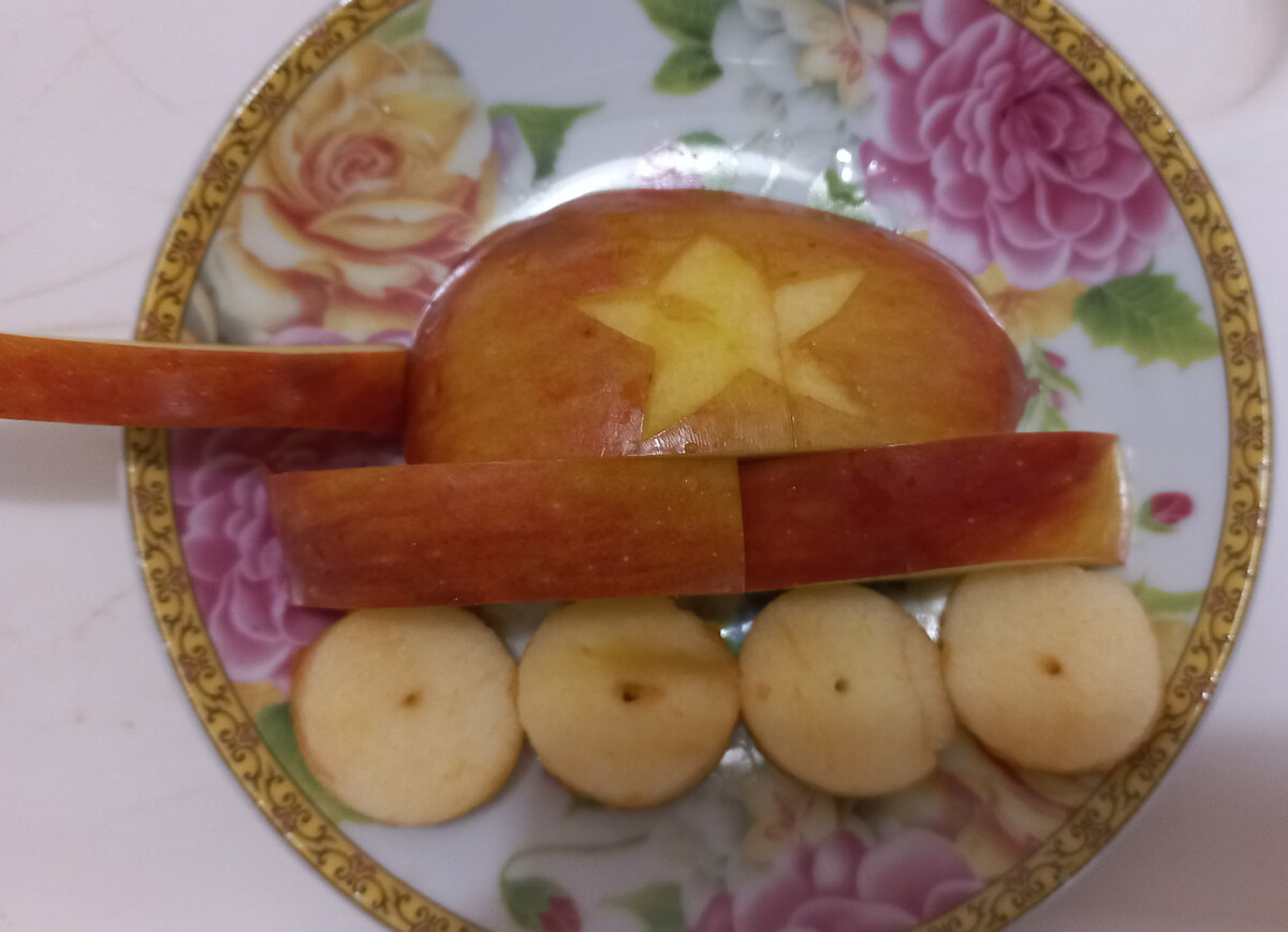 Танк из одного яблока, катки вырезала баночкой от зубочисток