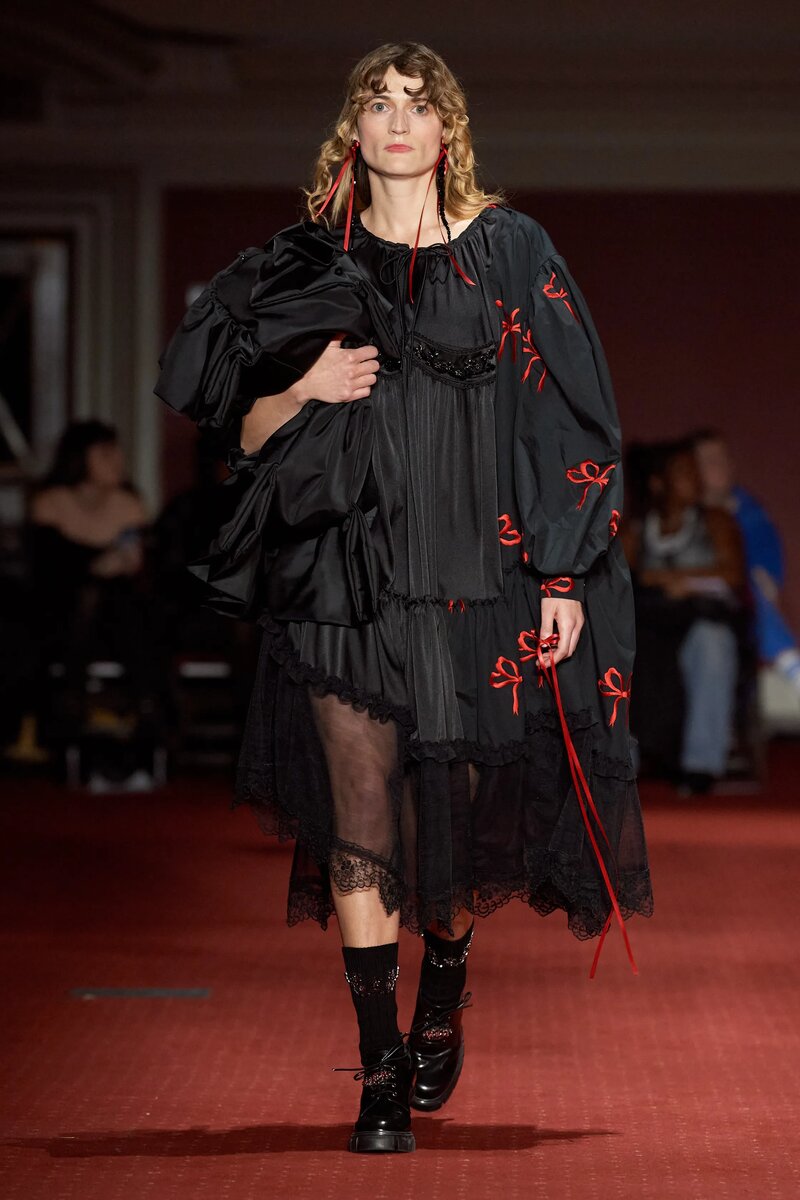 Gucci fw 2023. показ мод лондон 2023. старинная одежда с показов. неделя моды в лондоне.