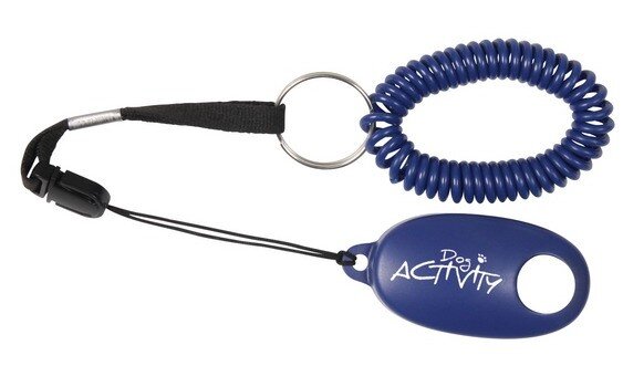 Кликер – это маленькая пластиковая коробочка с пластиной или кнопкой, которая при нажатии издает щелчок. Фото с сайта производителя https://trixie.ru/