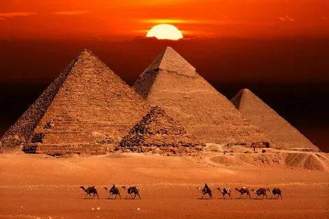 Египетские пирамиды - одно из самых знаковых и узнаваемых сооружений в мире.-2