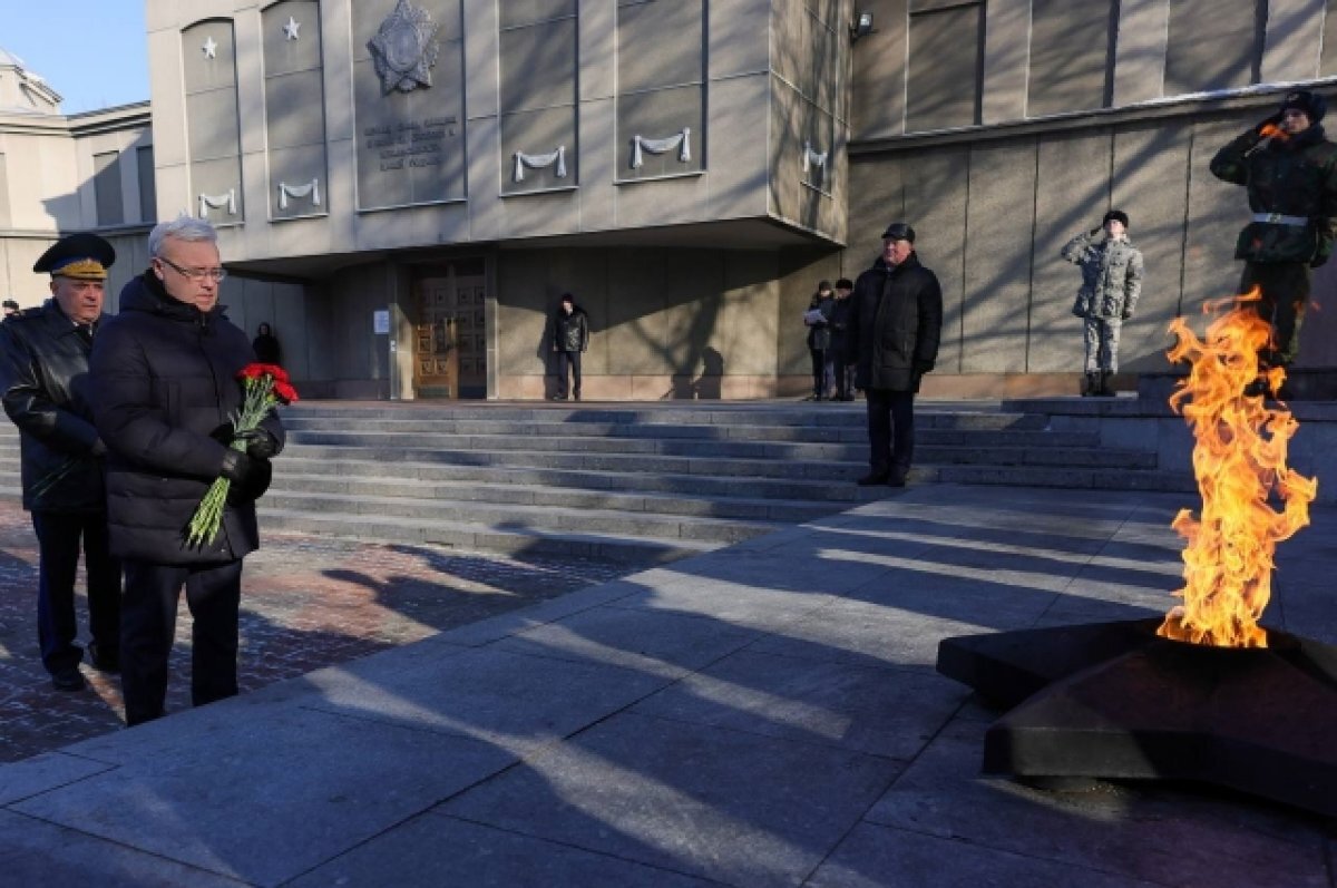    Губернатор края принял участие в возложении цветов к Вечному огню на Мемориале Победы.