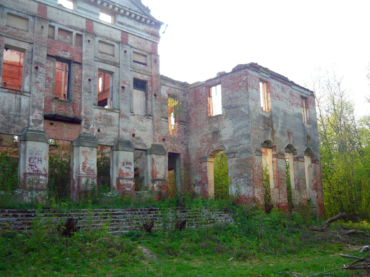 То, что осталось от величественного здания усадьбы Петра Дмитриевича Долгорукова в с. Гуево Суджанского района Курской области