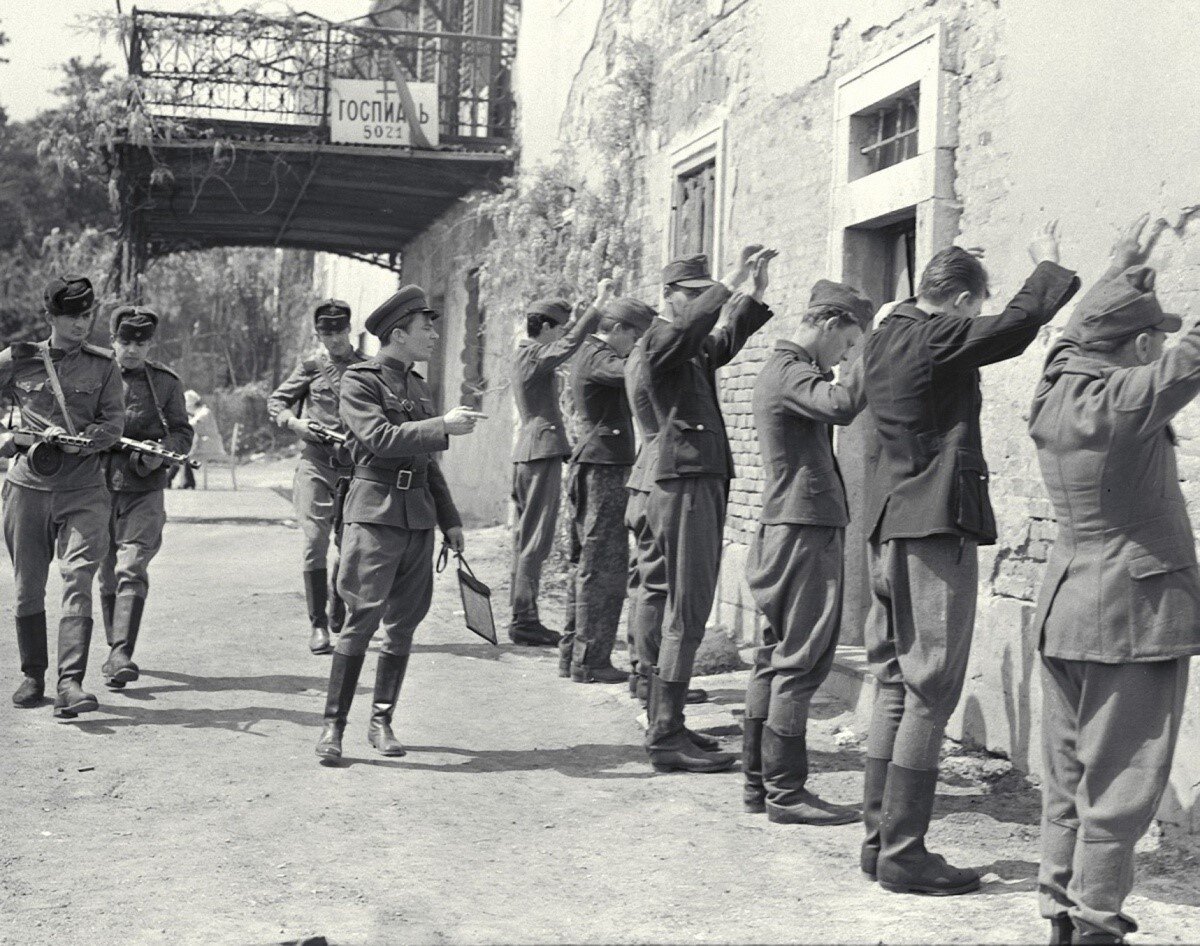 Рота пойти. Пленные немцы Будапешт 1945. Пленные венгры в СССР. Венгерские солдаты Будапешт 1944. 1942 Пленные венгерские солдаты.