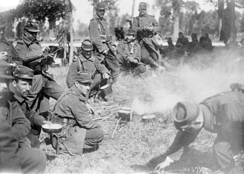 Французская пехота готовит пищу в полевых условиях, 1914.