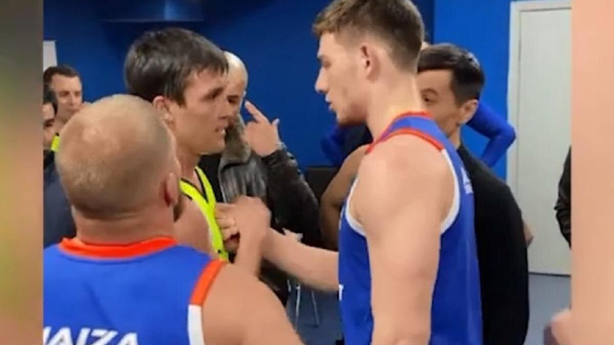    Потасовка на матче Batyr ball:YouTube-канал Наш БОЕЦ