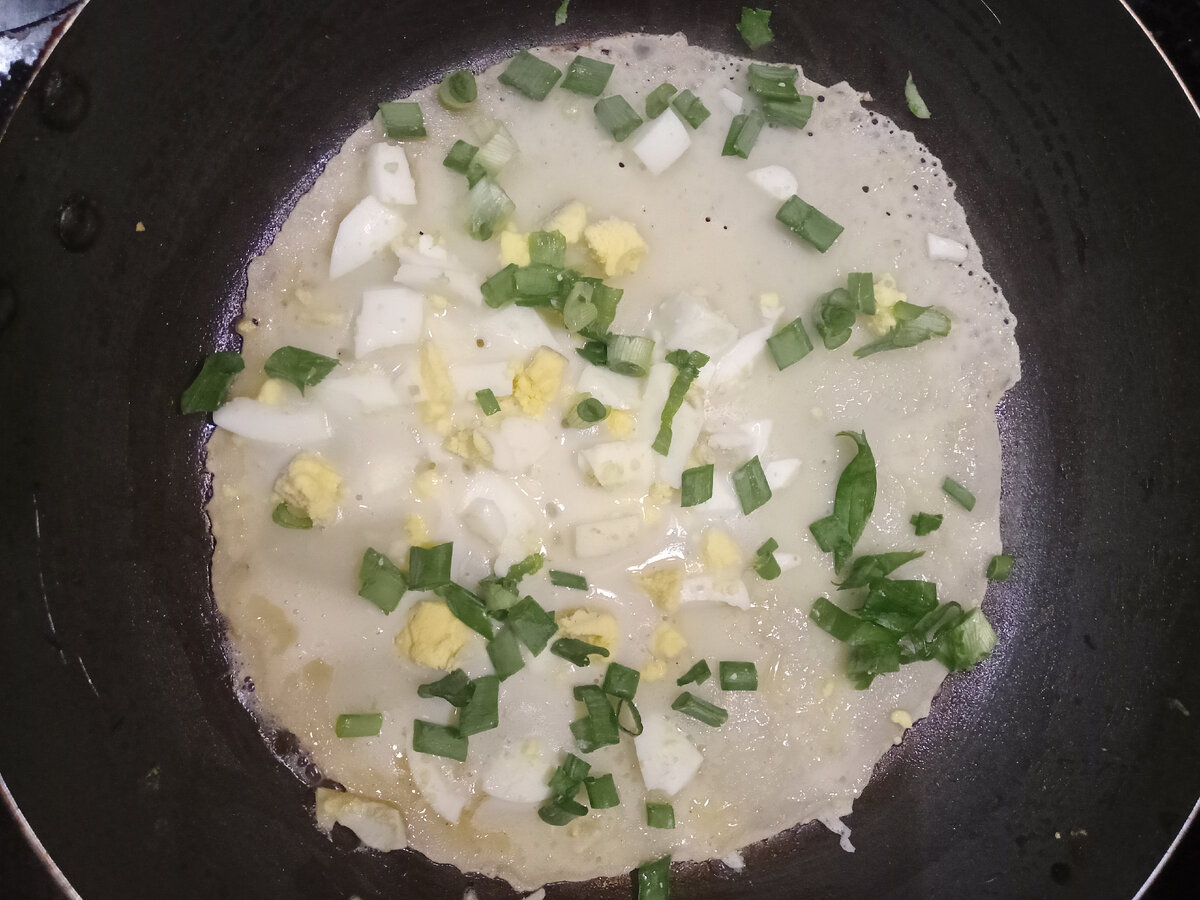 Первый слой теста залили и добавили начинку. Залили сверху вторым слоем теста.