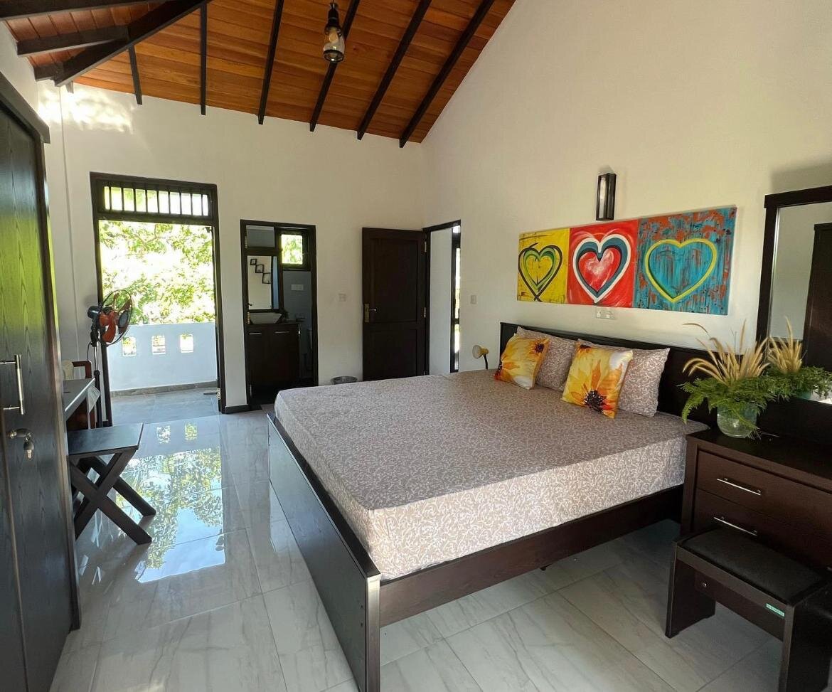 В доме пять практически идентичных (по функционалу) спален, но дизайн у каждый свой.



