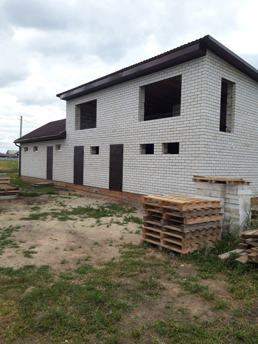 Вот так выглядит с гаражом. 