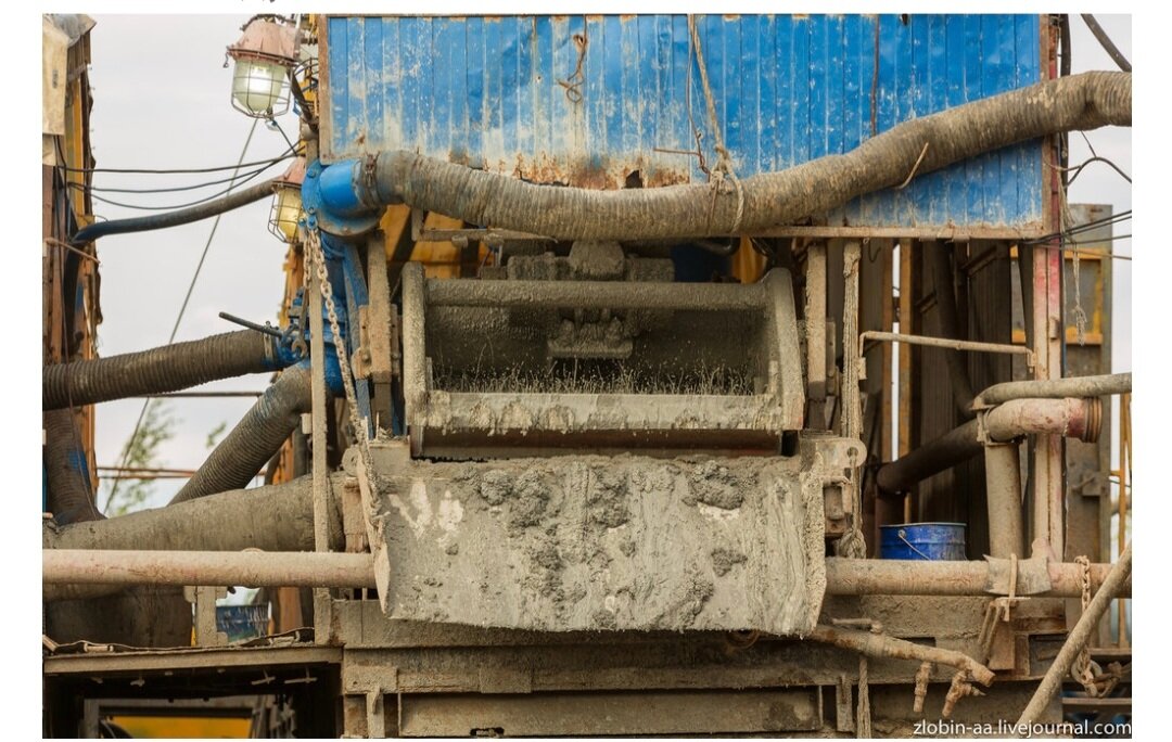 02 — вибромашины для подготовки, очистки и подачи бурового раствора загоняют его на многометровую глубину под давлением в двести атмосфер, чтобы надежно зафиксировать колонну буровых труб, по которой, в самом скором времени, потечет «черное» золото. Обслуживает все это шумное и суетное хозяйство команда из двадцати человек в две смены, живут тут же, в мобильных жилых модулях.