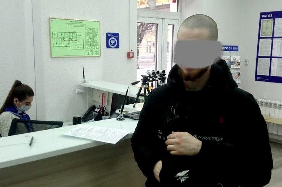     Парень уже перенес несколько операций и врачи надеются вернуть ему зрение.