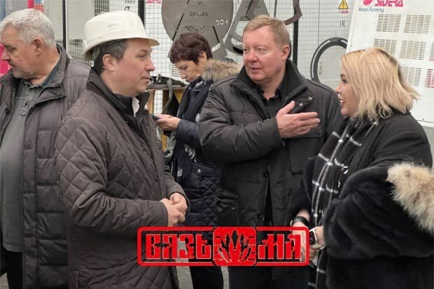 Генеральный директор Куприянов А.В. проводит экскурсию по цехам