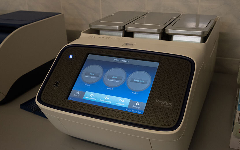 С помощью этого прибора можно «размножить» молекулу ДНК, которую обнаружили на вещдоках. Фото: Сергей Грачев