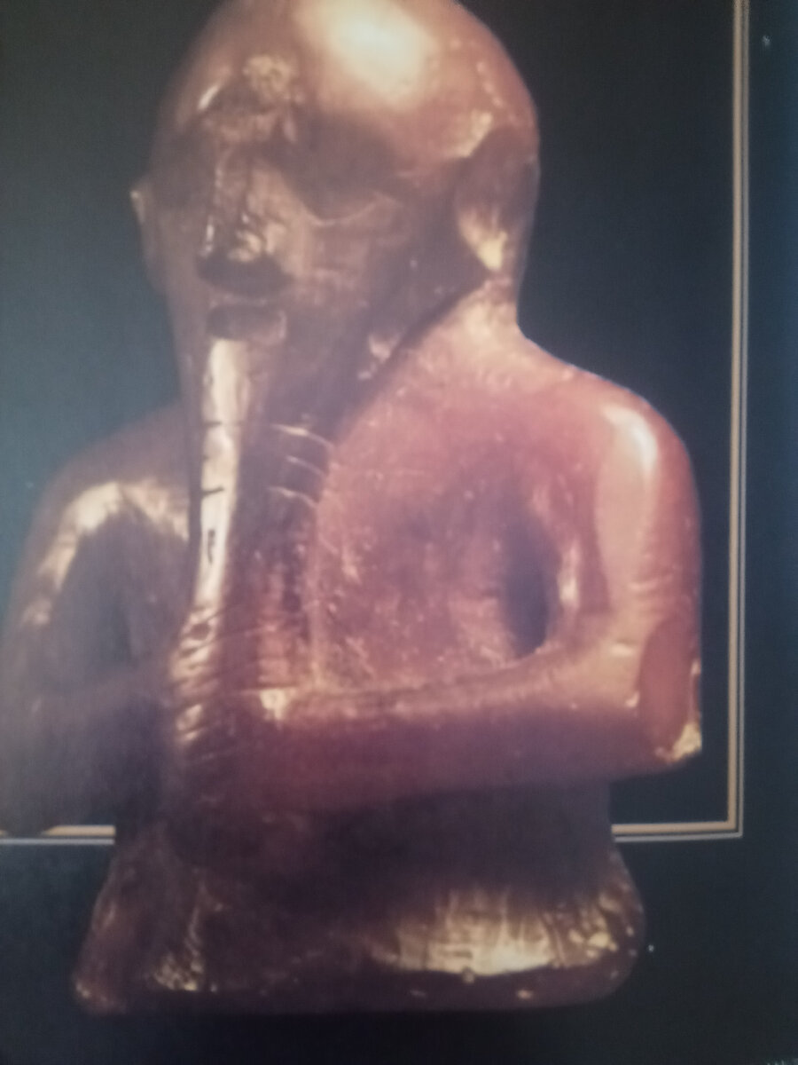 Фрей, вцепившийся в свою бороду, фигурка из янтаря для скандинавской настольной игры, IX век.