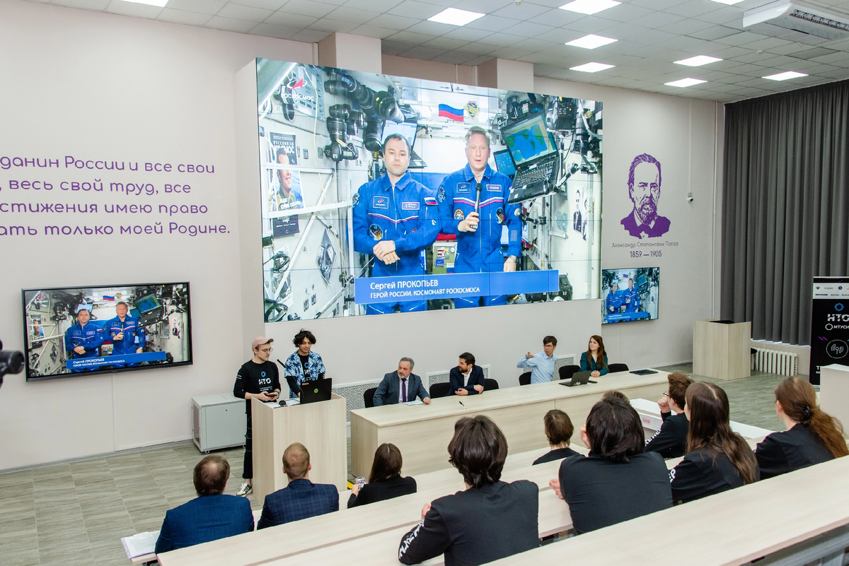 Космонавты «Роскосмоса» и Герои России Сергей Прокопьев и Дмитрий Петелин поздравляют участников