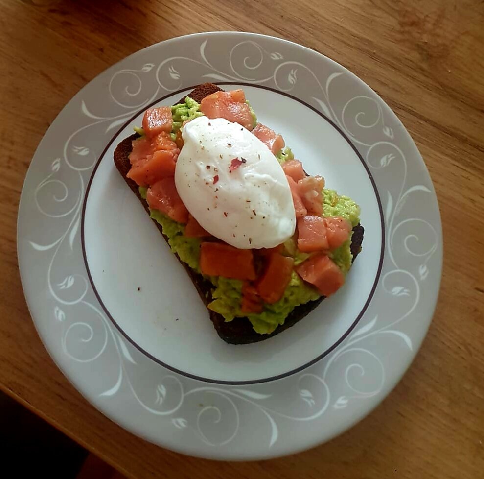 Берем два кусочка хлеба, жарим в тосте. Разминаем вилкой  авакадо, добавляем туда два помидора чери ( измельчив на маленькие кусочки). Далее берем яйцо разбиваем его в мелкое сито, ждем пока отделиться влага, затем в кипящей воде делаем воронку и выливаем яйцо в воду. Собираем бутерброд, на хлеб выкладываем смесь авакадо и помидора, сверху ложим мелко рубленую красную рыбу, и на все это великолепие, выкладываем сварившееся яйцо пашет. Немного сверху перца, а так же можно добавть немного зелени.