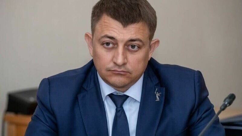     Депутат Государственной Думы от Волгоградской области Андрей Гимбатов попал под обстрел в зоне СВО. Народный избранник запечатлел этот момент на видео, которым поделился в соцсетях.