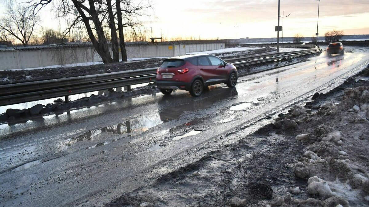     Глава республики рассказал жителям республики о том, как в регионе решается проблема с аварийными дорогами.