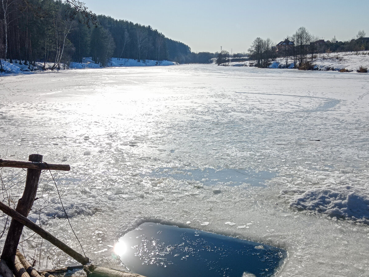 19.03.2022. Река Рожай. Прорубь у берега