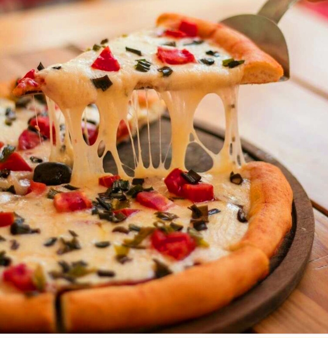 Конечно это уроженку Италии обсуждает вся вселенная. Трудно представить стол американца и европейца без сего восхитительного яства. Блюдо одновременно является и мясным, и овощным, и сырным, и даже десертом ( если добавить фруктов и подсалить ). Пицца насыщает, радует и даёт возможность насладиться совместным её поглощением.