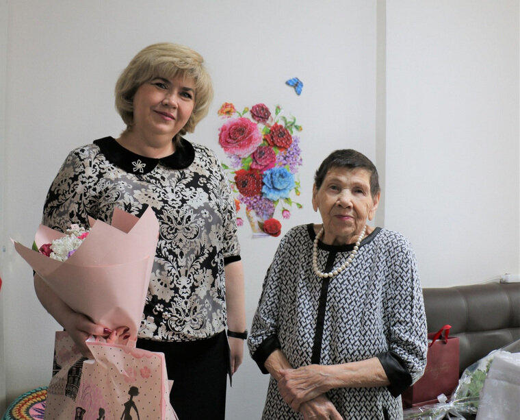    Поздравления от президента РФ Владимира Путина передала замглавы Мегиона Татьяна Метринская