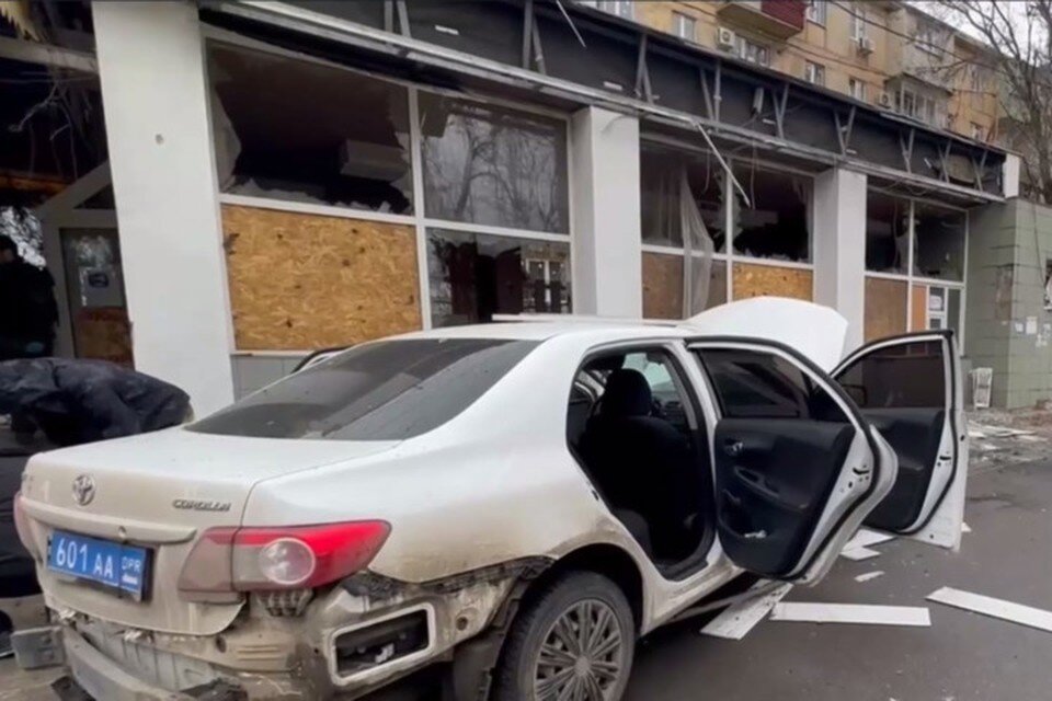     Взрывное устройство было заложено под днище служебного автомобиля Toyota Corolla.
