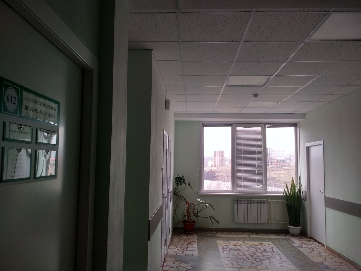 За окном - озеро и новостройки