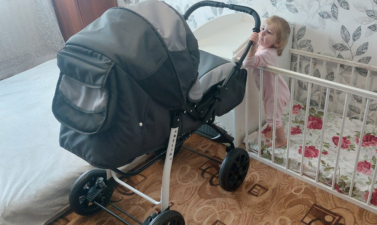 Майка изучает новый транспорт.