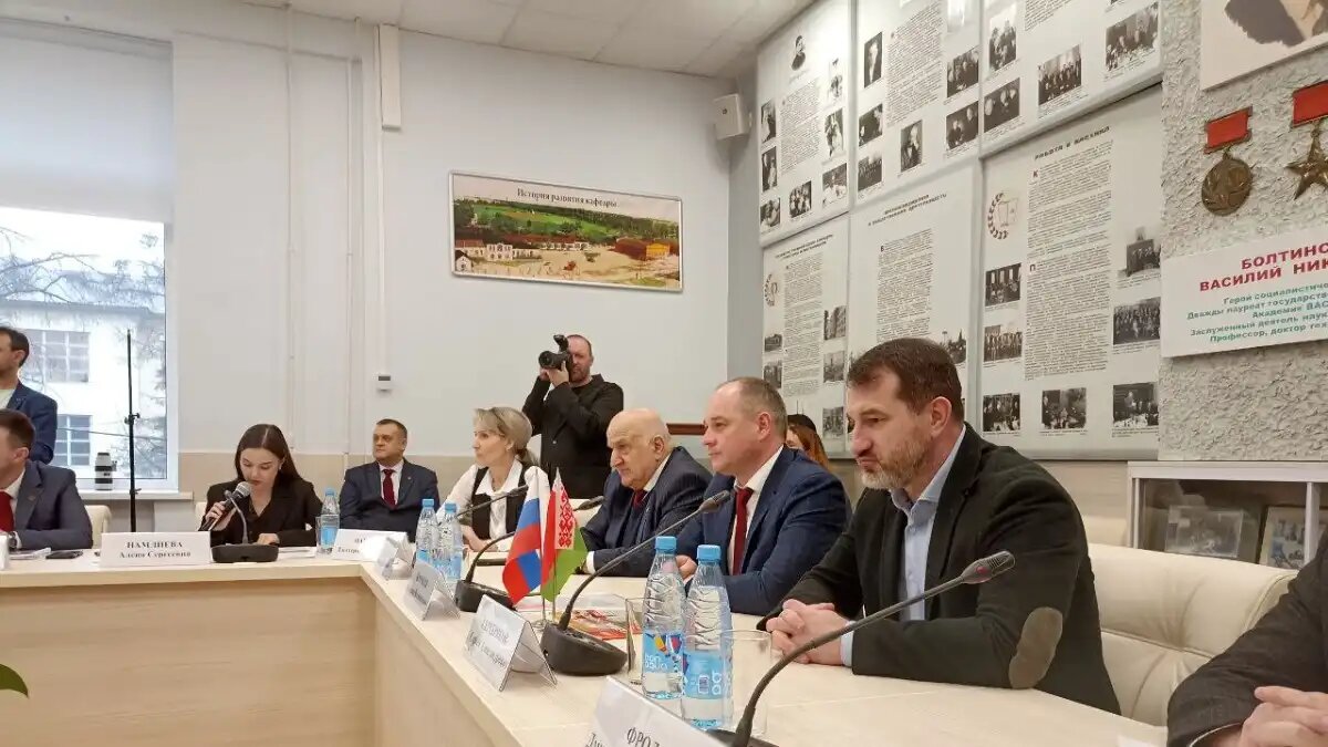 Фото: glavpahar.ru Гендиректор ГК Кировский завод Сергей Серебряков и участники II Международной научно-практической конференции СП Прогресс