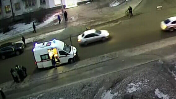     После аварии пешеход не мог подняться на ноги. Момент ДТП попал на видео.