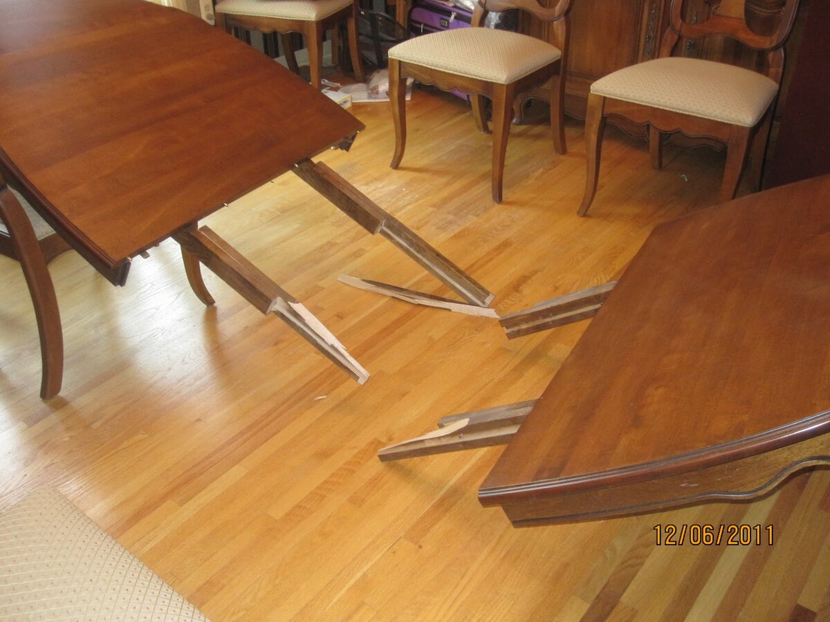 Сломанный стол
