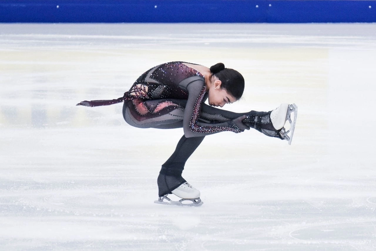 Аделия Петросян делает вращение волчок со складкой. Более эффектные позиции не буду вставлять во избежании блокировки за «откровенный контент»