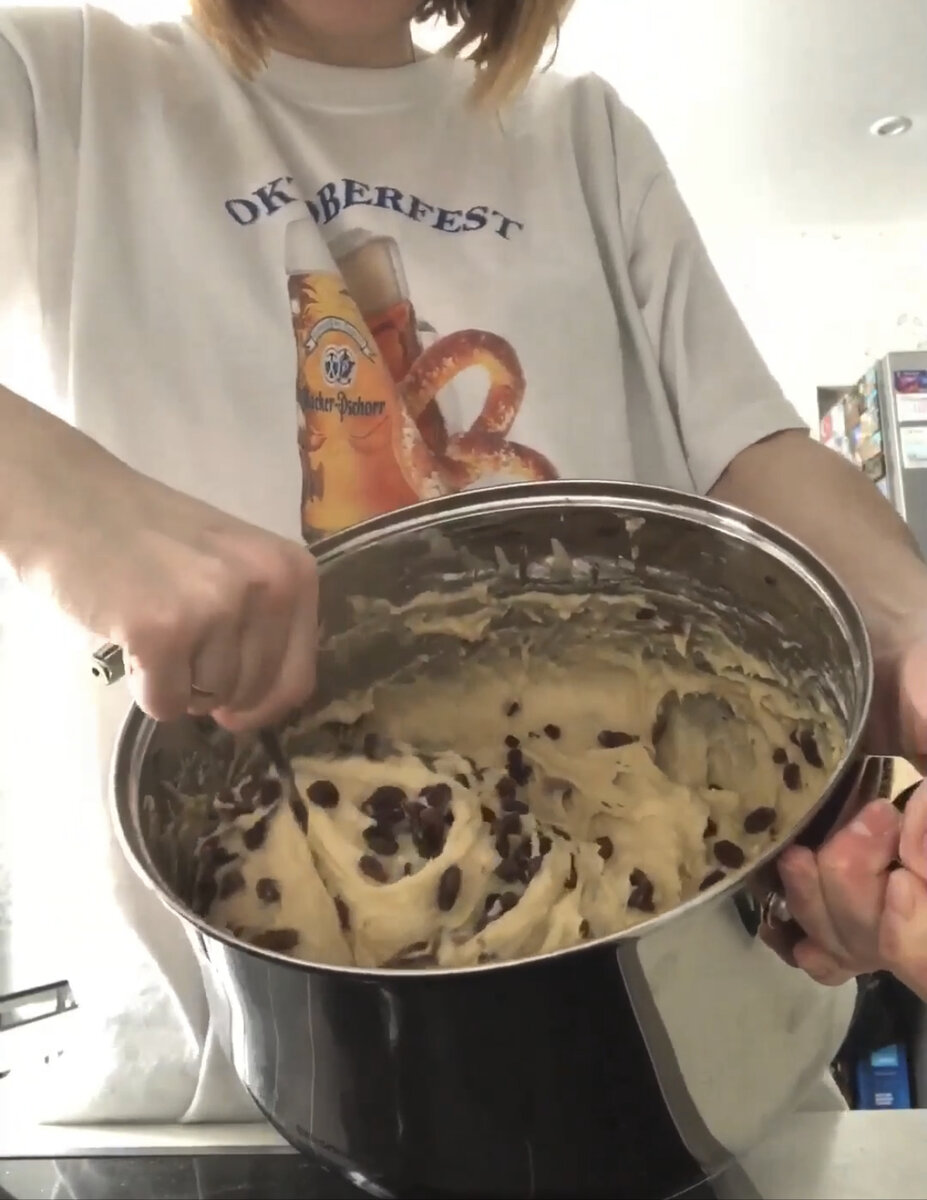 Изюм добавляю сразу 