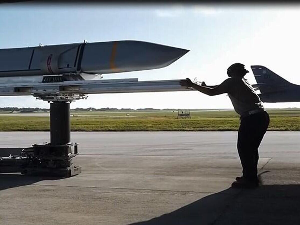    Загрузка ракет JASSM на борт стратегического бомбардировщика B-1B Lancer ВВС США© Фото : U.S. Air Force / Tech. Sgt. David Scott-Gaughan