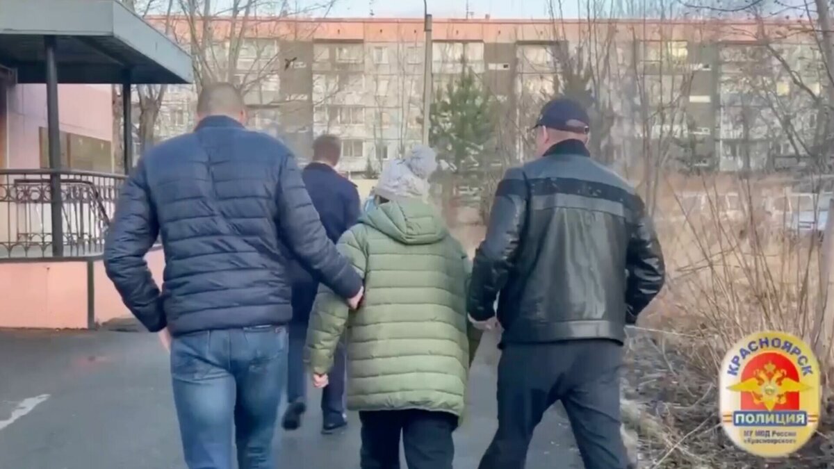     В Красноярске 67-летняя женщина не захотела делить квартиру с детьми и заказала убийство 45-летнего сына и 48-летней дочери.