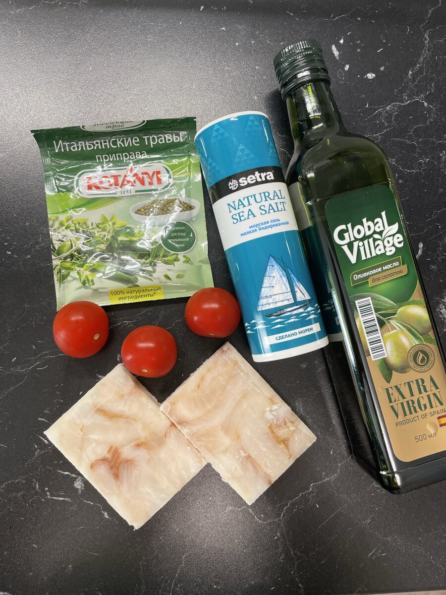 Филе минтая положить на противень, постелить пергамент. Рыбу посолить, смазать растительным маслом и посыпать сверху прованскими травами