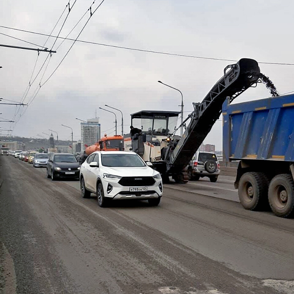 Коммунальный мост. Пробка на дороге. Затруднение движения. Автомобильная пробка. Коммунальный мост красноярск.