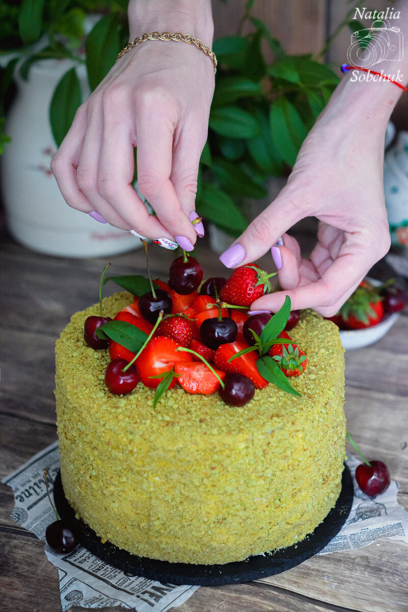 Шпинатный медовик: рецепт вкусного медового торта со сметанным кремом и  ягодным конфи | МИР ДЕСЕРТОВ NS | Дзен