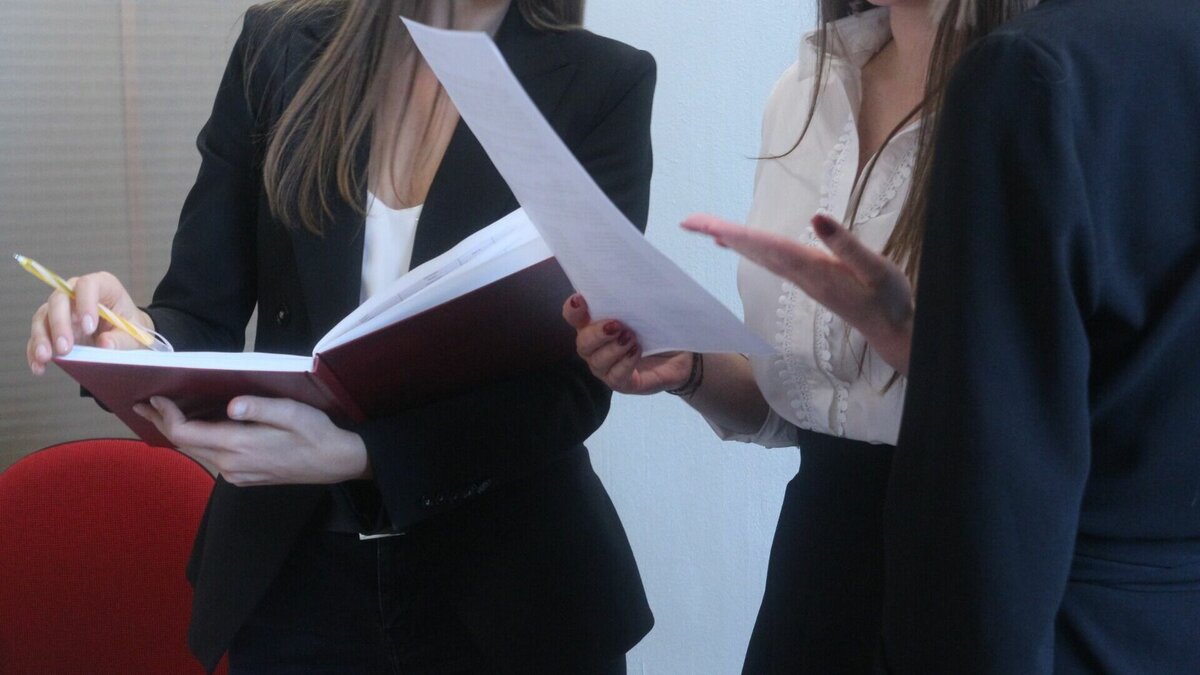     Женщины чаще конфликтуют с коллегами, а мужчины говорят о некомпетентности.