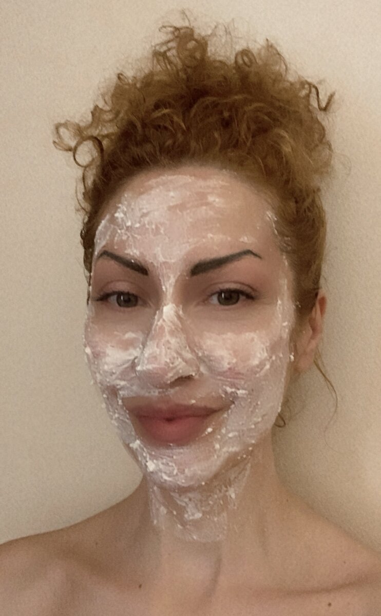 На фотографии нанесена маска из творога