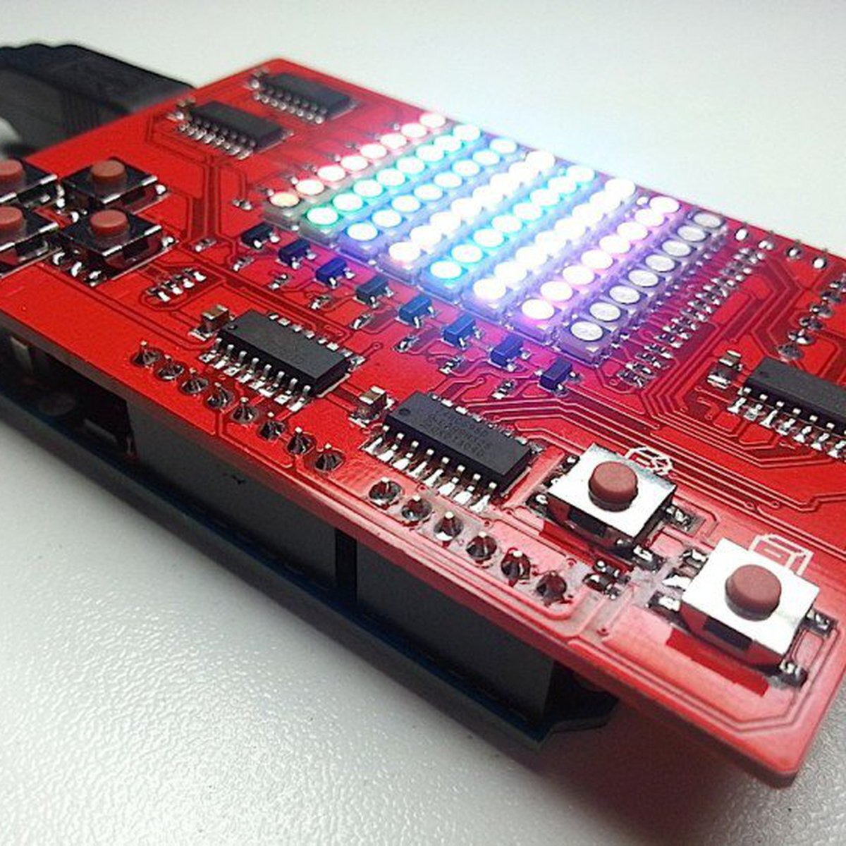 Щиты обеспечивают индивидуальную модульную конструкцию поверх основных плат разработки Arduino.