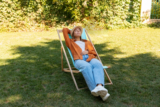 Складные деревянные стулья удобны тем, что их можно перенести в любое место на участке