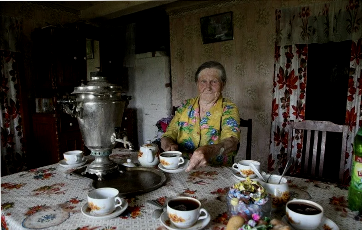 Село пили. Чаепитие в деревенском доме. Чаепитие у бабушки. Чаепитие в деревенском домике. Чай у бабушки.