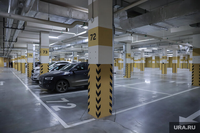    Жильцы не могут добраться до своих авто из-за обвала труб на парковке